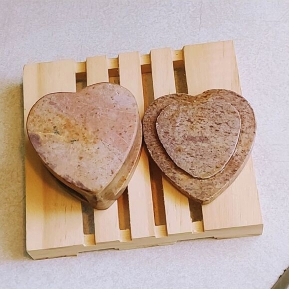 VINTAGE SOAP STONE WITH INLAID ABALONE SHELL HEART SHAPED TRINKET BOX - Picture 7 of 7